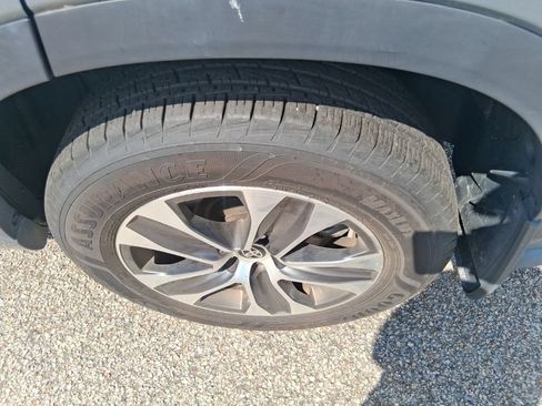 Used 2021 Toyota Highlander XLE AWD/4WD image 9