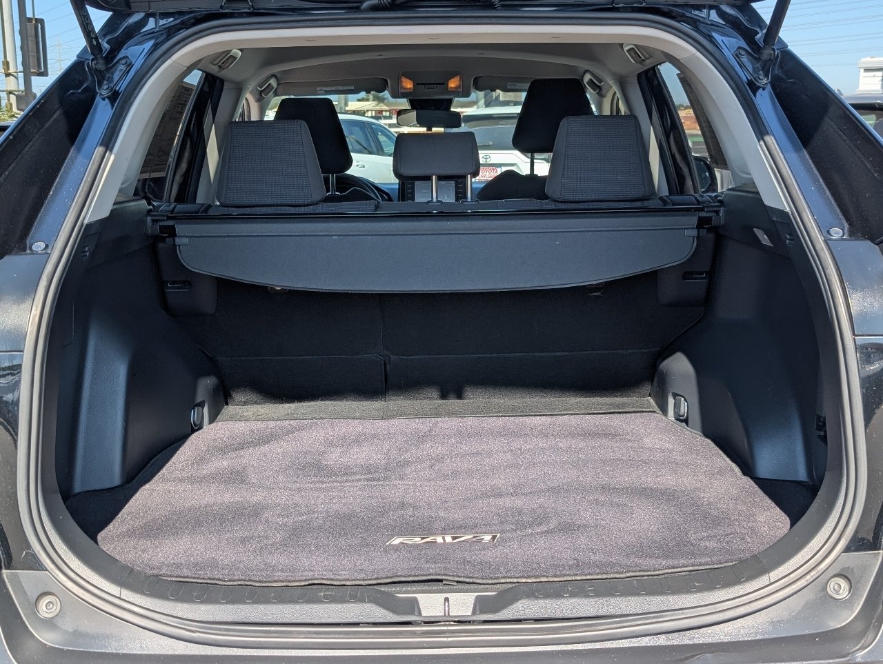 Used 2019 Toyota RAV4 LE w/ Carpet Mat Package FWD image 9
