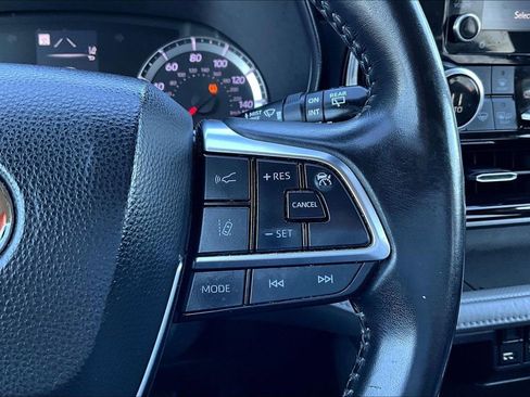 Used 2021 Toyota Highlander LE image 18