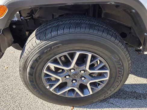Used 2025 Jeep Wrangler Unlimited Sahara AWD/4WD image 11