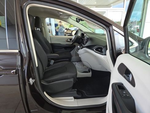 Used 2017 Chrysler Pacifica LX image 93