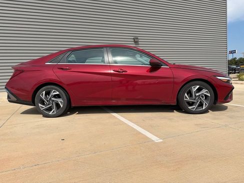 Used 2025 Hyundai Elantra SEL FWD image 2
