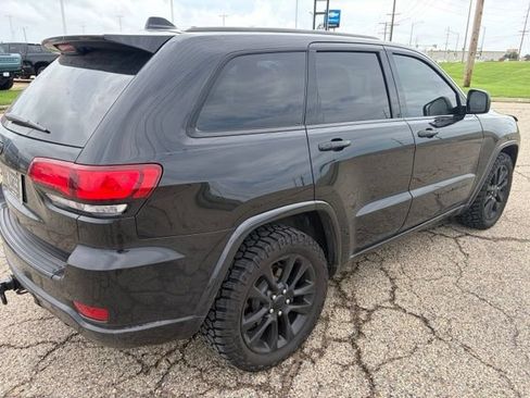 Used 2017 Jeep Grand Cherokee Altitude AWD/4WD image 3