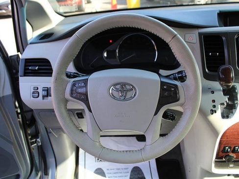 Used 2013 Toyota Sienna XLE w/ Entertainment Pkg FWD image 15