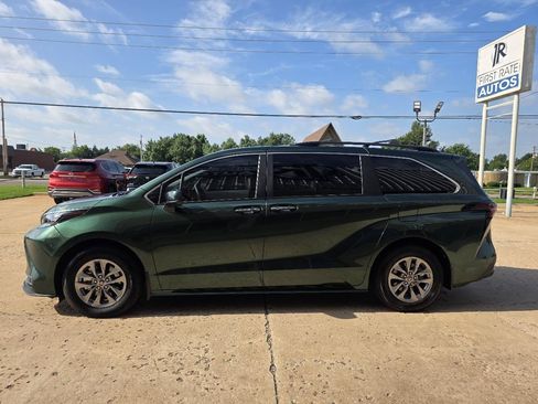 Used 2025 Toyota Sienna XLE FWD image 4