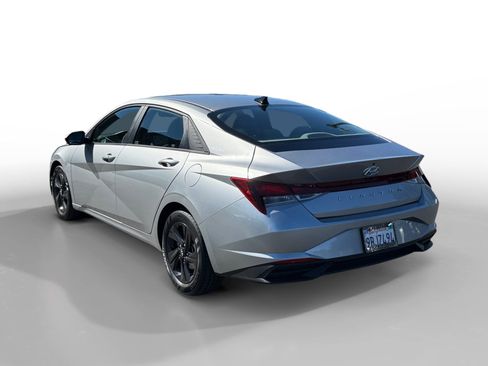 Certified 2022 Hyundai Elantra SEL w/ Preferred Accessory Package FWD image 3