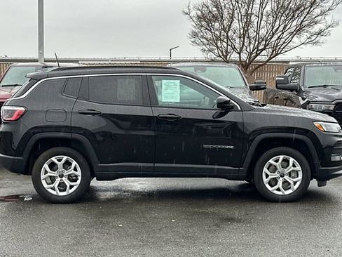 Used 2025 Jeep Compass Latitude w/ Convenience Group image 3