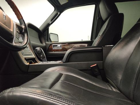 Used 2016 Lincoln Navigator Select RWD image 17
