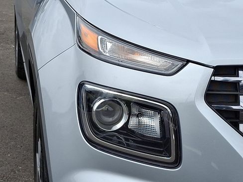 Used 2023 Hyundai Venue SEL image 9