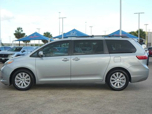 Used 2017 Toyota Sienna Limited Premium FWD image 3