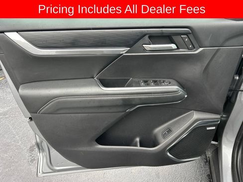 Used 2025 GMC Acadia Elevation w/ Elevation Premium Package FWD image 3