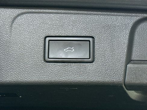 Used 2025 Volkswagen Atlas SE image 32