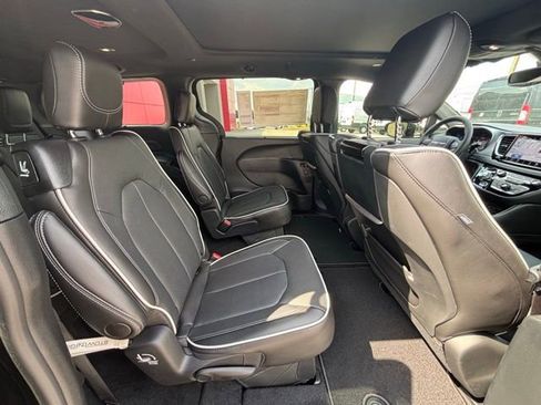New 2026 Chrysler Pacifica Limited w/ Uconnect Theater Family Group image 9