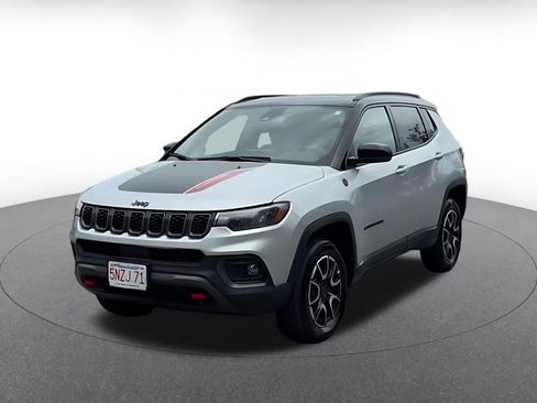 Used 2025 Jeep Compass Trailhawk w/ Trailer Tow Group AWD/4WD image 5