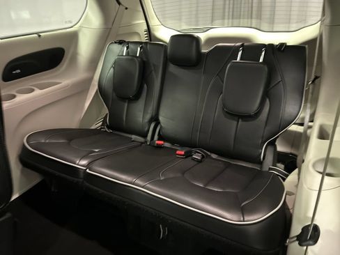 Used 2023 Chrysler Pacifica Limited FWD image 24