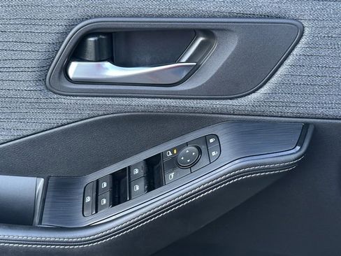 Certified 2023 Nissan Rogue SV image 17