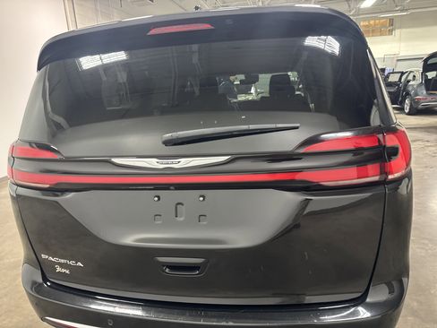 Used 2023 Chrysler Pacifica Touring-L FWD image 4