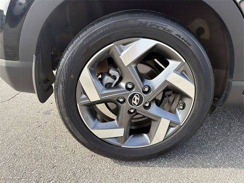 Used 2023 Hyundai Venue SEL image 17