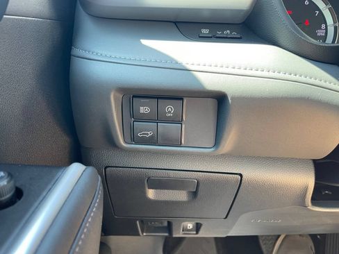 Used 2025 Toyota Highlander LE FWD image 17