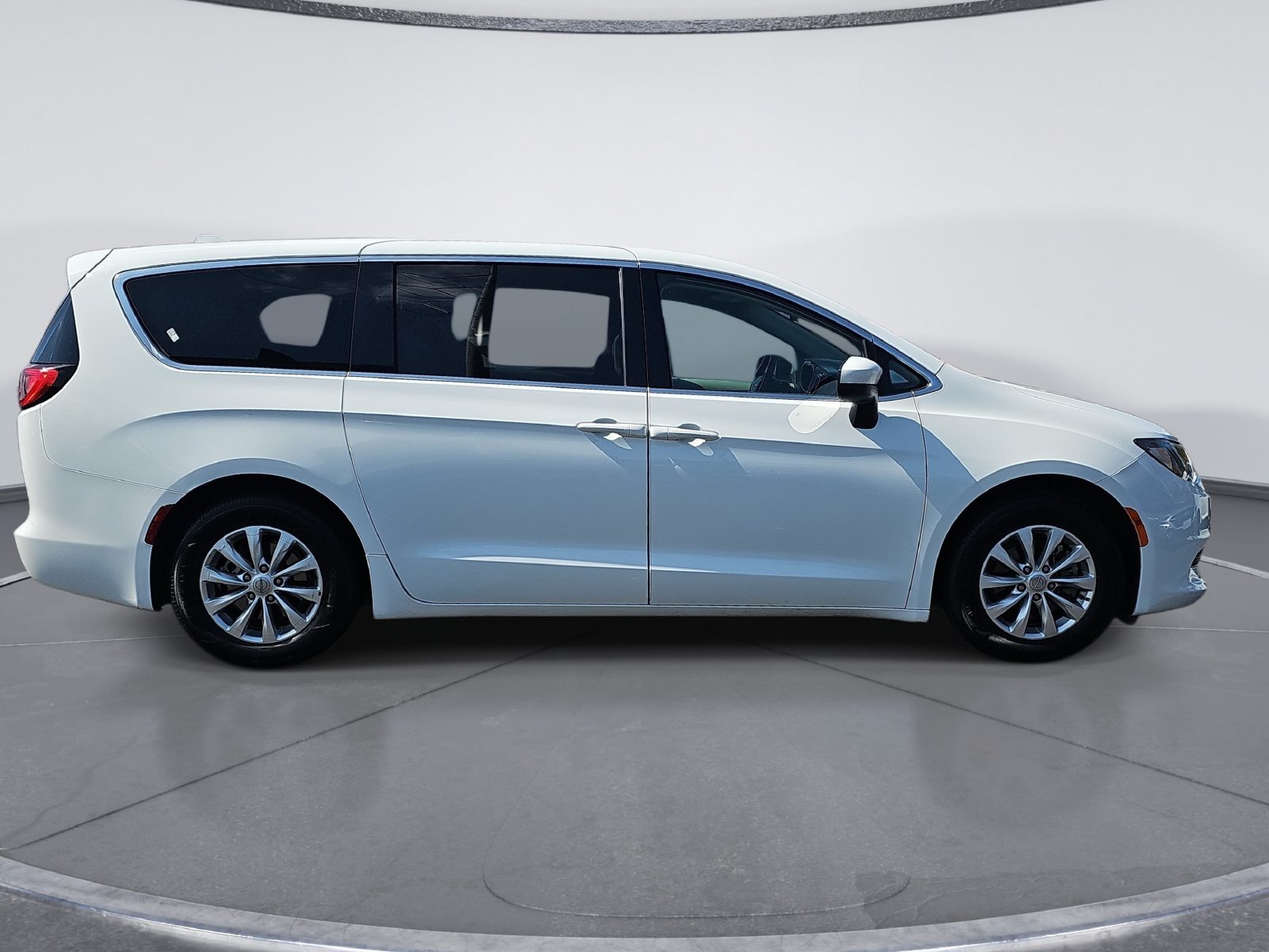Used 2019 Chrysler Pacifica LX w/ Tire & Wheel Group FWD image 2