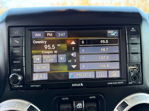 Used 2017 Jeep Wrangler Unlimited Sahara w/ Connectivity Group image 28