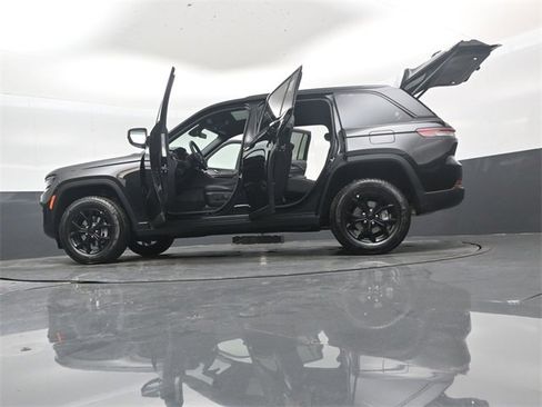New 2025 Jeep Grand Cherokee Altitude image 51