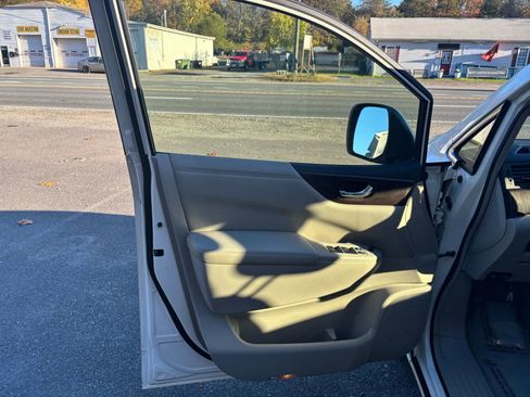 Used 2012 Nissan Quest S image 25