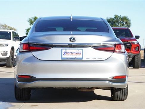 Used 2024 Lexus ES 250 w/ Premium Package image 8