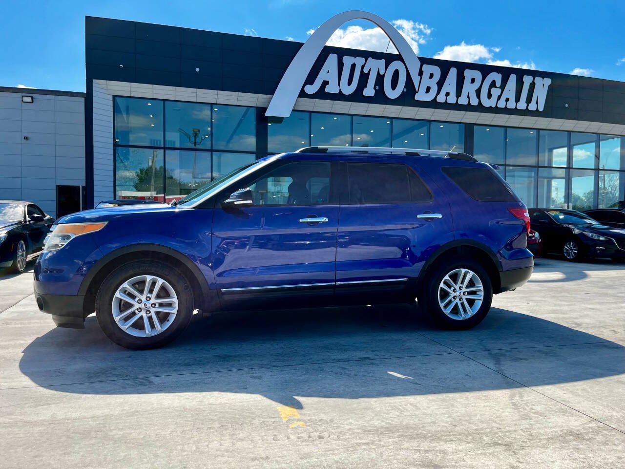 Used 2013 Ford Explorer XLT FWD image 2