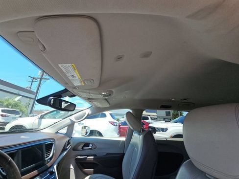 Used 2019 Chrysler Pacifica Touring-L FWD image 10