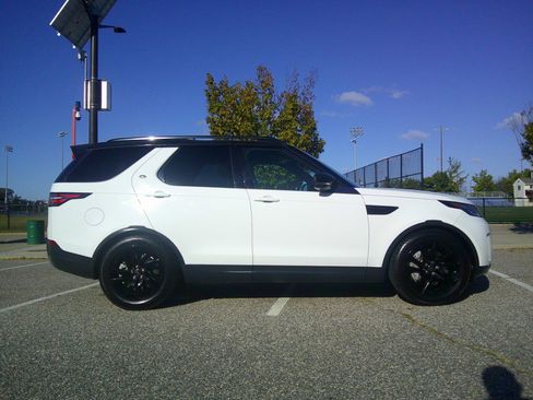 Used 2018 Land Rover Discovery HSE image 32