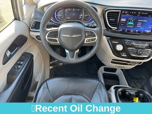 Used 2022 Chrysler Pacifica Touring-L image 24
