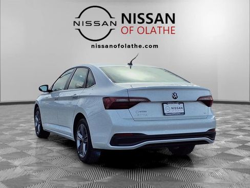 Used 2024 Volkswagen Jetta SE image 3