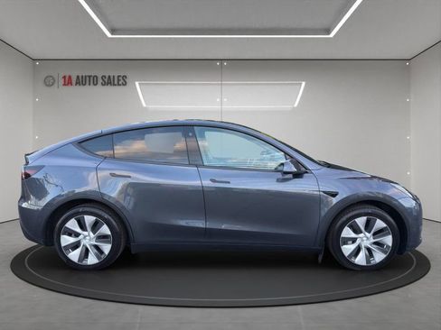 Used 2022 Tesla Model Y Long Range image 6