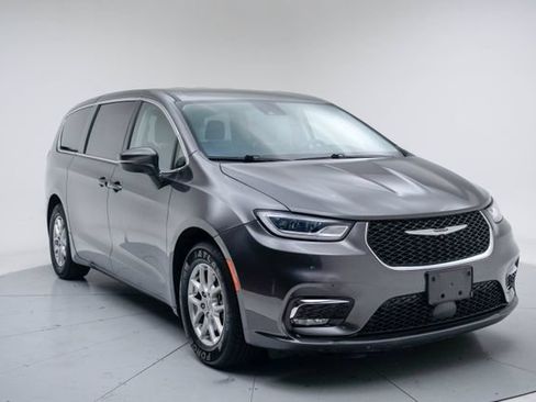 Used 2023 Chrysler Pacifica Touring-L FWD image 10