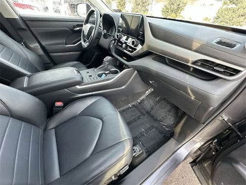 Used 2023 Toyota Highlander XLE image 19
