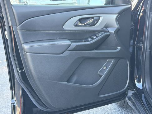 Used 2023 Chevrolet Traverse LT FWD image 16