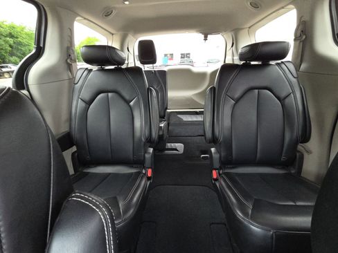 Used 2024 Chrysler Pacifica Touring-L FWD image 25