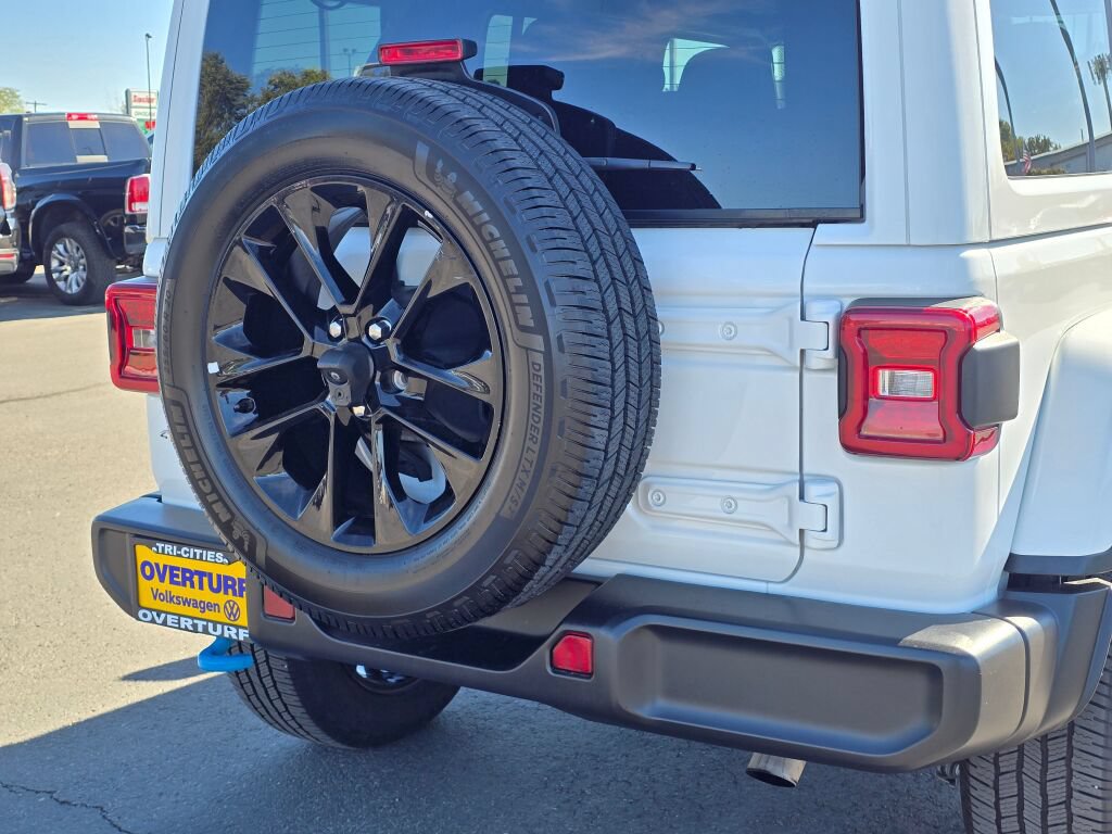 Used 2024 Jeep Wrangler Unlimited Sahara AWD/4WD image 14