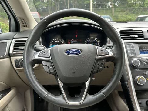Used 2017 Ford Fusion SE FWD image 7