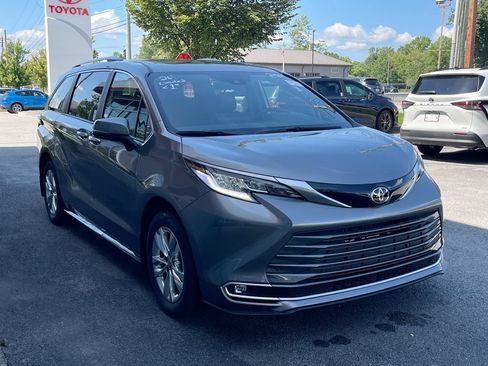 Used 2026 Toyota Sienna Limited FWD image 2