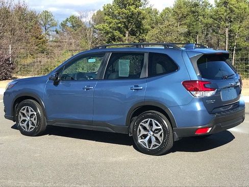 Used 2023 Subaru Forester Premium image 3