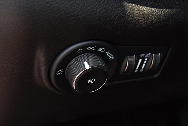 Used 2025 Jeep Compass Trailhawk AWD/4WD image 11