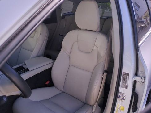 Used 2020 Volvo XC60 T8 Momentum image 12