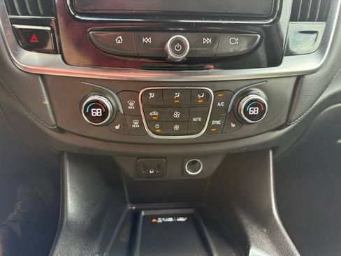 Used 2023 Chevrolet Traverse LT FWD image 28
