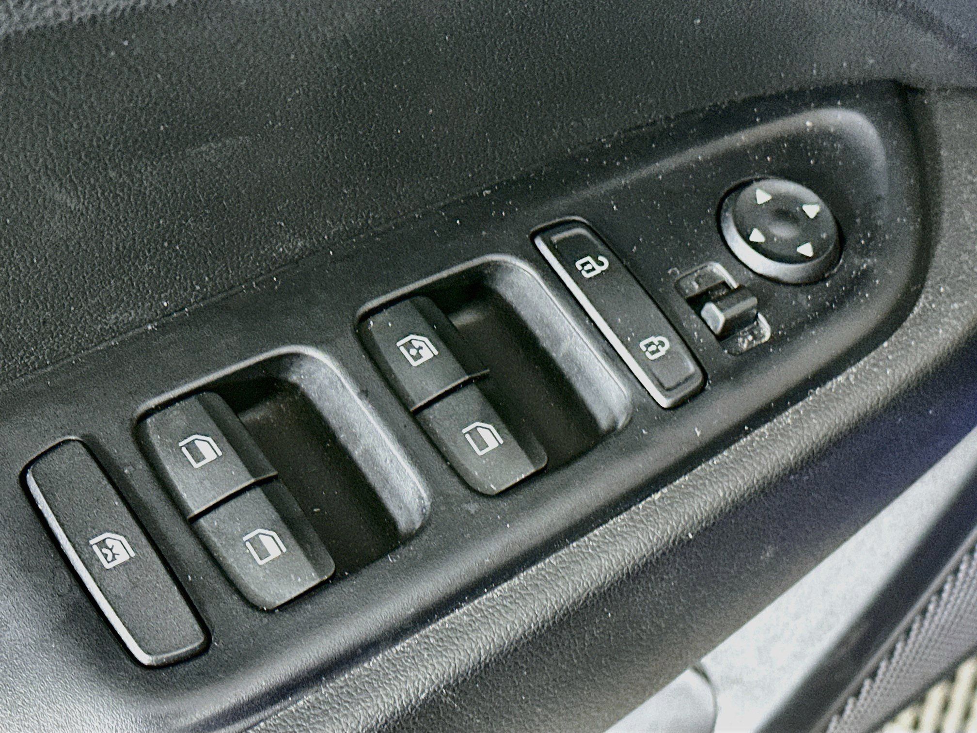 Used 2025 Hyundai Venue SEL FWD image 15