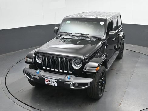 Used 2022 Jeep Wrangler Unlimited Sahara w/ Cold Weather Group AWD/4WD image 36
