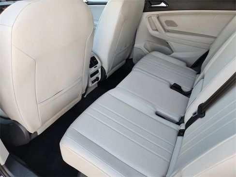 Used 2023 Volkswagen Tiguan SE image 11
