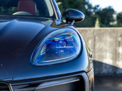 Certified 2025 Porsche Macan AWD/4WD image 17