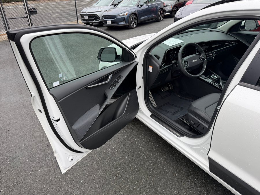 Used 2023 Kia Niro Wave w/ Wave Preserve Package FWD image 9